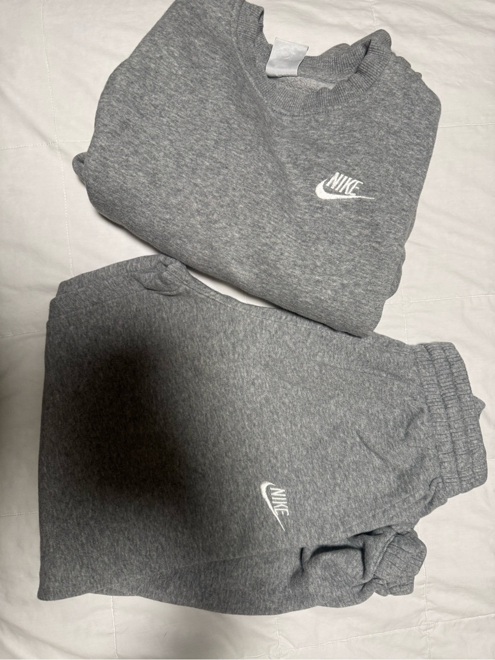 Nike Girls Gray Crewneck Cropped Sweatshirt and Sweatpants Set